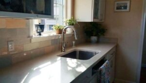 Fini les trous dans le carrelage : la technique rapide pour installer une crédence de cuisine sans perceuse (et sans galère)